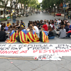 La concentració del Sindicat d'Estudiants, reunits en assemblea a la Rambla Nova de Tarragona.