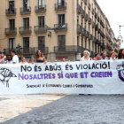 Una pancarta dient que «No és abús, és violació! Nosaltres et creiem», a la plaça Sant Jaume de Barcelona