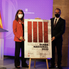 La consellera Meritxell Budó i el vicepresident del Parlament, Josep Costa, ensenyen el cartell dels actes per la Diada de l'11-S