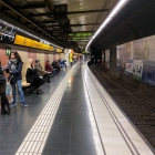Viatgers esperant el metro a l'estació de la línia groga de Passeig de Gràcia, el 16 de març del 2020, al voltant de dos quarts de vuit del matí