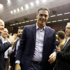 Plano medio del presidente del gobierno y candidato del PSOE, Pedro Sánchez, entrando al acto central del PSC