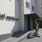 El Hotel Núria, junto con el Astari y el Lauria, empezaron ayer, 1 de julio, la temporada turística más complicada de los últimos años.