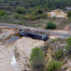 Imatge de la locomotora d'un tren de mercaderies bolcada al municipi de Vinaixa, a causa de les pluges