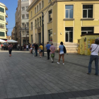 Gent fent cua a l'oficina de Correos ubicada a la plaça Corsini de Tarragona.