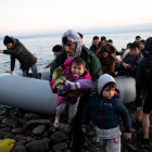 Refugiats i migrants procedents d'Afganistan arriben a l'illa de Lesbos després de creuar part del mar Egeu des de Turquia.