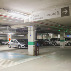 Una imagen de archivo del interior del aparcamiento del Hospital.