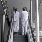 Imatge d'arxiu de dues infermeres pujant unes escales mecàniques.