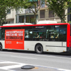 Plano general de un autobús de TMB con el anuncio de Òmnium Cultural.