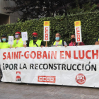 Concentración que los trabajadores de Saint-Gobain han hecho ante la delegación de Treball en Tarragona.