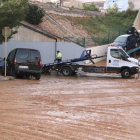 Pla general d'una de les rotondes properes al barranc de la Borrasca amb vehicles afectats per la baixada d'aigua.