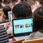 Una estudiant que treballa al seu ordinador portàtil durant els dies d'orientació del programa d'intercanvi Erasmus +, 2017.