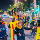 Imagen del corte del CDR Tarragona y, detrás, la contra manifestación constitucionalista.