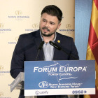 El portaveu d'ERC al Congrés, Gabriel Rufián, pronunciant una conferència a un esmorzar informatiu de Fòrum Europa a Madrid,