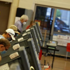 Votantes en un centro de votación anticipada.
