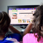 Dos niños delante de un ordenador.