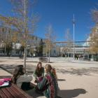 Tres estudiantes en el Campus Catalunya de la URV.