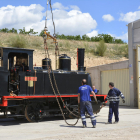 Pla general de la locomotora 'Cuco' entrant la nau cotxera del Museu de Ferrocarril de Móra la Nova.