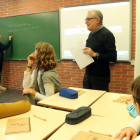 Imagen de archivo de un profesor impartiendo clase.