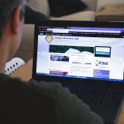 Un noi observa un web des del seu ordinador, en una imatge d'arxiu.