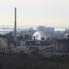 Vista aérea de las instalaciones de la compañía química IQOXE al día siguiente de la explosión.