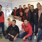 Imatge dels jugadors visitant un nen a l'Hospital  Sant Joan.