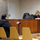 L'acusat de violar la seva filla, amb la seva advocada al fons, durant el judici a l'Audiència de Lleida.