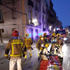 Imatge del Bombers treballant en l'extinció de l'incendi de Tortosa.