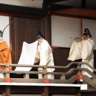 L'emperador Akihito dirigint-se al ritual de preentació d'informes al Santuari Imperial, dins el Palau Imperial de Tòquio.