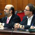 El exalcalde de Torredembarra Daniel Masagué, al lado de su abogado, Pau Simarro, durante la vista en la Audiencia de Tarragona