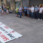 Los alclades del Baix Penedès muestran su rechazo al cierre de la planta Glass de Saint-Gobain.