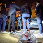 Agentes de la Guardia Urbana de Reus, de noche, denunciando un grupo jóvenes por consumir alcohol en la vía pública.