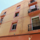 La façana del bloc del carrer Sant Magí que actualment està ocupat per persones sense llar.