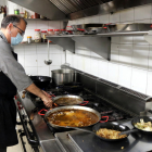 David Solé, cap de cuina del Barquet de Tarragona, preparant un arròs negre i un arròs amb sipietes a la cuina del restaurant.