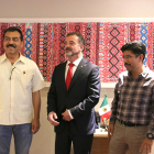 El conseller d'Acció Exterior, Alfred Bosch, dempeus al costat de Saúl Vicente Vázquez i amb Hugo Vilar Ortíz, membres de l'Institut Nacional de Pobles Indígenes de Mèxic
