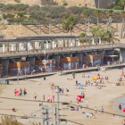Imagen de archivo d ela playa del Milagro, con la torre de vigilancia de Cruz Roja.