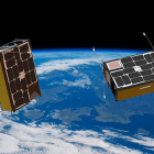 Recreació dels dos CubeSats, batejats com a ³Cat-5/A i ³Cat-5/B, orbitant al voltant de la Terra per dur a terme la missió FSSCat.