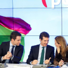 El secretario general del PP, Teodoro García-Egea, al lado del presidente del PP, Pablo Casado, y la subsecretaria general de comunicación del PP, Marta González, durante la reunión del Comité Ejecutivo Nacional del PP.