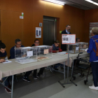 Pla general de votants exercint el seu dret a vot en un dels col·legis electorals de Tarragona. Imatge del 28 d'abril del 2019 (Horitzontal).