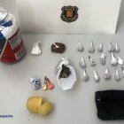 Imatge de la vintena d'embolcalls de cocaïna, un de marihuana i una peça d'haixix d'uns tres centímetres intervingudes pels Mossos d'Esquadra a dos traficants interceptats a l'Alt Camp. Imatge publicada el 20 de juny del 2019