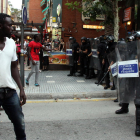 Dos senegaleses enfrentándose con los Mossos d'Esquadra el 11 de agosto del 2015 en Salou.