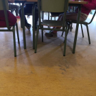 El suelo de algunos espacios de la Escola Salou presenta suciedad, según denuncian las familias.