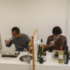 Zhang i Olivas van tastar els vins per a incloure'ls a la guia.