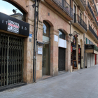 Una zona de la Rambla Nova de Tarragona on s'hi aprecien tres locals comercials buits, amb poc moviment de vianants.