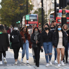 Imagen de archivo de gente paseando por Londres.