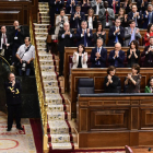 El presidente del gobierno español en funciones, Pedro Sánchez, recibe los aplausos de los diputados del PSOE en el Congreso.