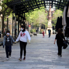 La avenida Gaudí de Barcelona con niños paseando durante la primera salida desde el inicio del confinamiento.