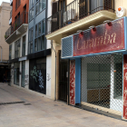 Un tramo de la calle Sant Agustí de Tarragona donde se pueden ver hasta tres locales comerciales cerrados