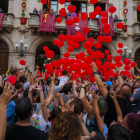 La tradicional 'petada' de globos en la plaça del Blat.
