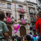 El Águila de Valls saliendo al balcón del Ayuntamiento e invitando a todo el mundo a disfrutar de la fiesta.