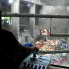 La plataforma de descarga y el depósito de residuos de la incineradora de Tarragona, vista desde la posición elevada del operario de la grúa.